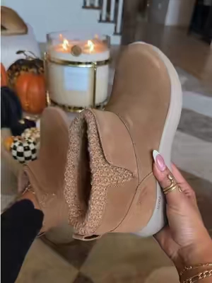 Skechers Slip-ins boots are the hands-free fall boots that make getting out the door easier while keeping your feet cozy and comfortable #Skechers #SkechersSlipIns #SlipInBoots #FallBoots #WomensBoots 