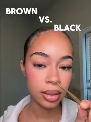 Are you team brown or team black ?🤎 I do wear both depending on the look im going for! I love the brown for a warm bronze look & black for the classic full glam ✨  #brownlashes #maxcomfi #lashclusters #clusterlashes #lashextensions 