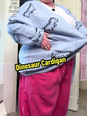 I looove this dinosaur cardigan!! #cardigan #plussizecardigan #plussizefashion #curvystyle #dopaminedressing 