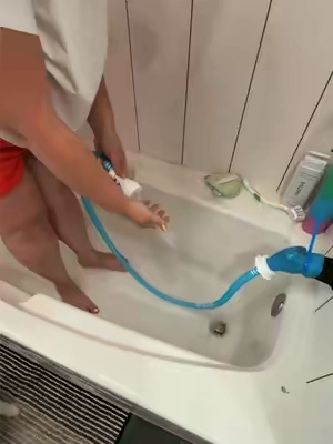 Makes bathtime so much easier #kobetheeski #americaneskimo #PetsOfTikTok #rinseroo  #dogbath @Rinseroo™ 