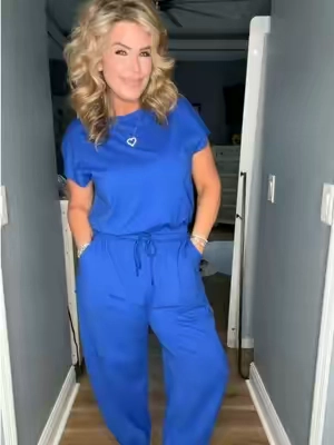 A jumpsuit that’s gives you a waistline!!!!!! You will want ever Single color!!!! Super stretchy and comfortable and body flattering for any shape and size. #jumpsuit #jumper #romper #fashionhacks #curvyfashion 
