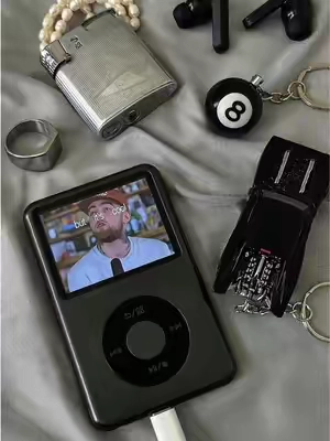 i’ve always wanted an MP3 Player 👾🎵⭐️💥 no ads, no fees.. just music! Supports bluetooth, usbc + og headphones! Plays music, audio books, videos & it even has a radio option!  #mp3 #mp3player #retro #macmiller #sohochic 