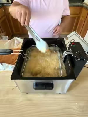 esta freidora de aceite se está convirtiendo en una de mis favoritas para preparar comida como en restaurante, pero desde casa!#deepfryer #kitchenessentials #kitchenfinds #electrodomesticos #TikTokShopSummerSale 