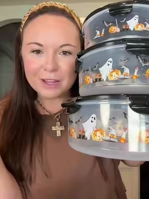 Easily the cutest set of lock n lock containers I’ve ever seen 🦇🎃🖤 these don’t last long so if you’re a Halloween lover…RUN! #locknlock #foodstorage #foodcontainers #spookyseason #kitchenfinds 