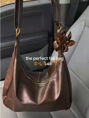 obsessed with my new bag🤎🍂 it’s perfect! #leatherbag #shoulderbag #fallbag #fallaesthetic #pursetok 