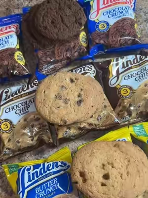 Stock the snack cabinet with a classic! 🍪 Linden’s Cookies come in Butter Crunch, Chocolate Chip and Chocolate Crunch varieties, with individually packaged snack-size servings that make them easy to grab and go. #Lindens #LindensCookies #CookieLovers #SnackFood #GrabAndGoSnacks 