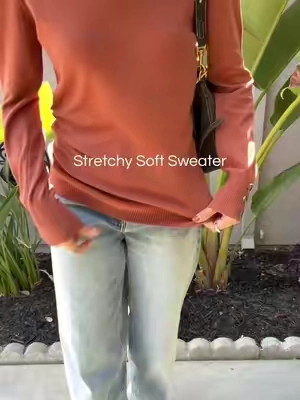 Loving this fall color 🍂 #fallsweater #falloutfit #vnecksweater #lightweightsweater #sweater 
