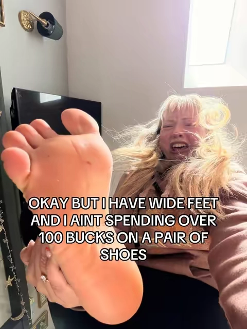 NOW WHAT WAS THAT?! #clogs #widefeet #widefeetfriendly 