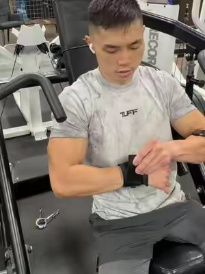 Get stronger with the tuff wraps, look good while lifting with the stone wash essentials tee @TuffWraps 
