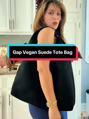 Esta es de esas bolsas que parecen de diseñador sin tener que pagar precio de diseñador. 😍🤎 Grande, slouchy, en suede y ese color Honey Brown combina literalmente con TODO. Y verla de $69.95 a $… 👀🔥 #GAP #GapStyle #SuedeBag #SlouchyBag #ToteBag 