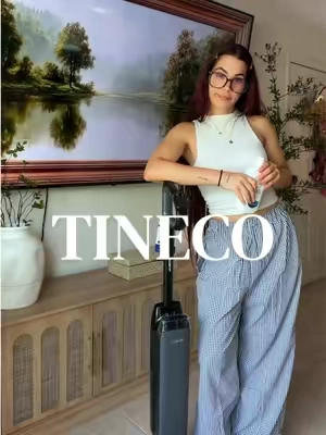 Aspiradora y fregadora Tineco para limpiar pisos en seco y húmedo, recoger pelos, suciedad y derrames mientras friega. Tiene autolimpieza, secado con aire caliente y diseño para limpiar debajo de los muebles. #Tineco #TinecoFloorWasher #AspiradoraFregadora #LimpiezaDelHogar #TikTokshopbacktoschool 