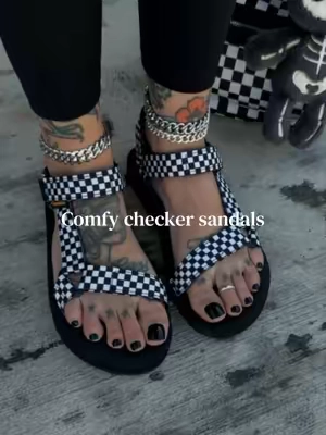 Yes both the straps are adjustable! 🖤 and true to size @WateLves Footwear #checkerprint #altoutfits #comfysandals #affordableshoes #altmom 