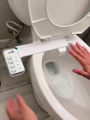 Te demoras limpiando el siempre sucio? Mira esto 🤣 #Bidet #toilet #hygiene #CleanTok 