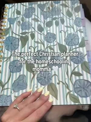 Keep all your plans organized & in one place with this beautiful planner. ✨ #homeschoolingmomma #homeschoolplanner #christianmomma 