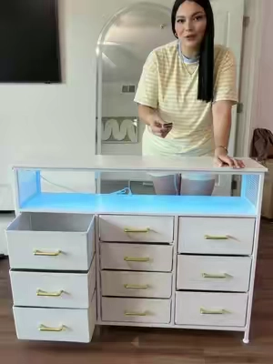 "¡Adiós al desorden! 🏠✨ Transforma cualquier rincón con esta cómoda de Raybee y el cambio es increíble. Tiene luces LED, cargador integrado y ¡cabe en cualquier espacio pequeño! 😍 #Organización #TikTokShop #HomeHacks #Decoración #OrganizaciónDelHogar 