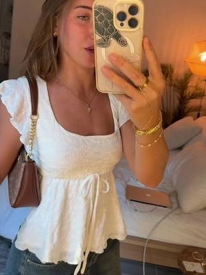 This flowy top comes in other colors too! 👆