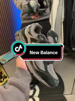NEW BALANCE 2002R