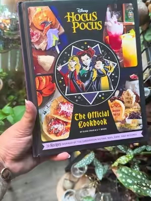 A little kitchen magic for spooky season 🖤🔮🎃 The Hocus Pocus Official Cookbook is packed with Sanderson Sisters-inspired desserts, creepy cookies, cauldron treats, and wickedly fun recipes. Perfect for Halloween parties or anyone who likes their baking with a little witchcraft. 🧙‍♀️✨ #HocusPocus #HocusPocusCookbook #SandersonSisters #SpookySeason #HalloweenBaking 