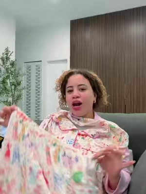 Pijama de mujer con estampado de dinosaurios, camisa de botones y short elástico. Fresca, cómoda y perfecta para dormir o estar en casa sin renunciar a verte linda. #pijama #pijamamujer #sleepwear #ropademujer #modamujer 