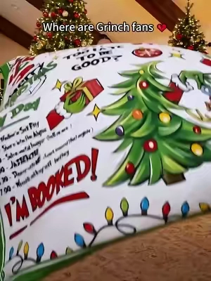 Hope there are still people who like the grinch🥺🎄🎁#tiktokshopsummersale #blanket #grinch #christmasdecor #thegrinch 