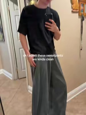 love the baggyness #fyp #OOTD #sweatpants #baggysweats #sweatpantsoutfit