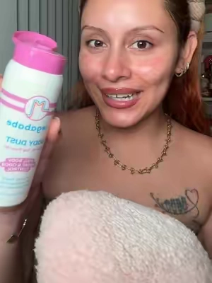 El paso más importante en tu rutina para oler delicioso todo el dia! @Megababe #megababe #powderdust #bodydustingpowder #dustingpowder #womenfragrance 