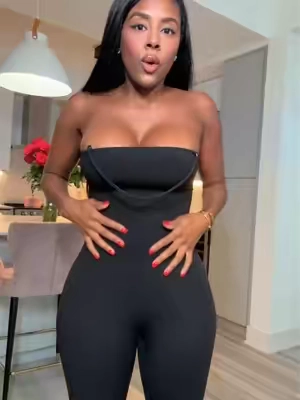 5’6”| 150Ibs | Size M 