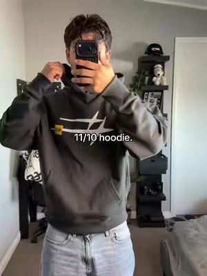 I’m 5’10 160 Ibs wearing a size large 🤝