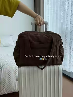 Is the perfect travel bag even real?yes!🤩 it’s water resistant, expandable, comes with a free toiletry bag✨and on sale!!!✈️#bagsmart #travelbag #travelhacks #gymbag #TikTokshopbacktoschool 