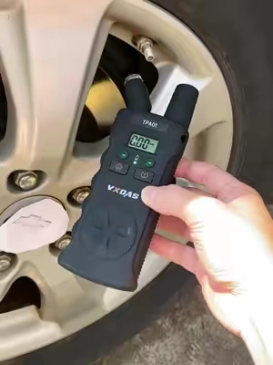 ¿Molesto con esa luz de TPMS? Apágala para siempre en segundos. 🚗⚠️🚫 #cartiktok #tools #carrepair #tpmssensor #tpms