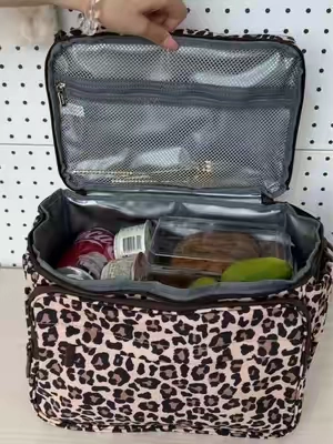 Sleek lunch tote that fits your vibe. Leakproof, easy to wipe, and looks good anywhere. Your desk just got cooler. ✨#backtoschool #TikTokshopbacktoschool #lovevook #workbag #lunchbag 