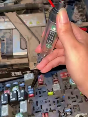 Encuentra el fusible quemado de tu carro en 10 segundos. Antes perdías tiempo sacándolos uno por uno. Con este probador: luz + 12V = bueno, sin luz = quemado.  #10Segundos #DiagnósticoEléctrico #TallerEnCasa #AccesoriosParaAuto#carsoftiktokcontest 
