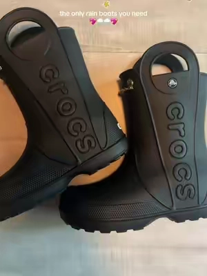 These rain boots are everything #crocs #crocsrainboots #crocshandleitrainboots #rainboots #fallboots 