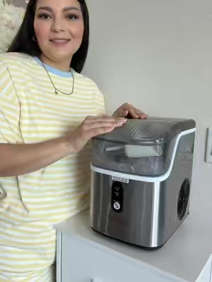 Disfruta de hielo fresco y suave en minutos con esta máquina de encimera super silenciosa. Viene con canasta de hielo removible y un sistema de autolimpieza súper práctico. #AntarcticStar #IceMachine #HomeBar #MustHave #CocinaModerna 