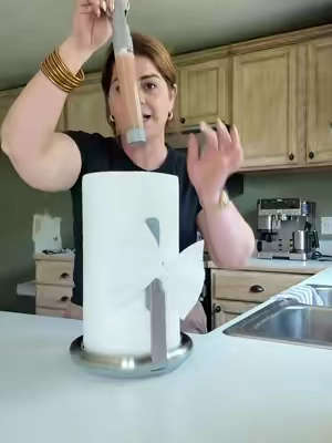 Me estoy mudando y mi cocina todavía está en construcción, pero esto fue de las primeras cosas que compré para cuando esté lista. 😍 Me encanta porque mantiene el papel de cocina en su lugar y además tiene espacio para tener a mano el spray de limpieza. ¡Práctico y organizado! ✨🏠 #OrganizacionDelHogar #CocinaOrganizada #AccesoriosDeCocina #HogarNuevo #TikTokShopFinds