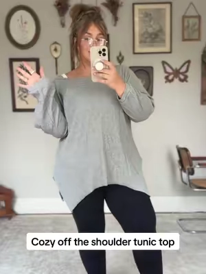 The perfect throw on and go leggings top when you wanna feel covered but still look so cute. #curvyfashion #leggingsoutfit #fallfashion #comfyoutfit #fallootd 