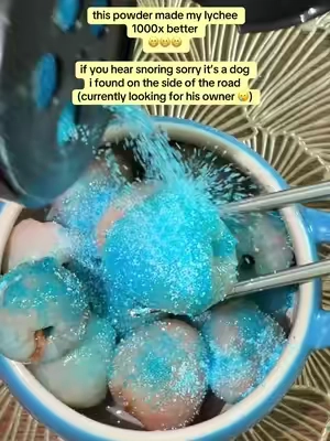 i don’t really like fresh lychee but this sour raspberry made it taste like juicy candy 🤤  i want to get the original sour one next 👌#sourpowder #mukbang #lychee #yumyum 