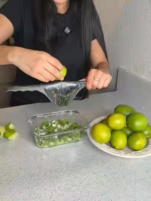 Exprimidor de limones de acero inoxidable muy compacto y elegante en tu cocina #exprimidor #cooking #cocina #Home #WeeklyDeals 