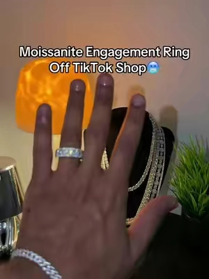 #moissanitering #engagementring #moissanitejewelry #moissanitevsdiamond #vvs 