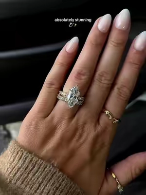 my jaw is on the floor 😍@effinny_store #marquisediamond #engagementring #weddingringset 