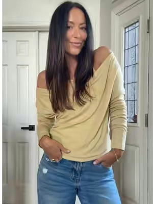Whew this set! From that flattering cut tank with a built in bra to the long sleeve piece that goes over top. Incredibly soft and flattering. More colors in this are needed. 