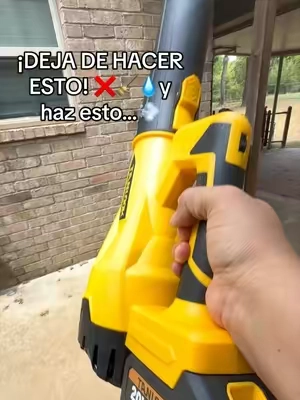 ¡Es instantáneo! 😱 Deja de estar barriendo tu patio todos los días o de desperdiciar agua lavando con manguera... y haz esto.  Barrer te quita mucho tiempo, te duele la espalda y la sopladora pesada de mi esposo no es opción porque a veces ni prenderla puedo. 😤 Con esta inalámbrica limpias todo en solo minutos y sin esfuerzo.  #dejadebarrer #sopladorinalambrico #tiktokshop #limpiandopatio #tanlookblower  