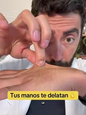 Más información 👇 La prueba del pellizco tiene nombre clínico: se llama turgencia de la piel, y en el hospital la usamos para evaluar hidratación. Fuera del hospital, en el dorso de la mano, también te dice algo sobre elasticidad. Y aquí está el detalle: la piel de las manos es más delgada que la de la cara y recibe mucho más castigo diario. Por eso delata primero — no porque la cuides mal, sino porque nunca se le dio el mismo trato. Ya lo tienes en el carrito naranja 🛒 #tiktokshopcreatorpicks #creatorsearchinsights #colagenoparalapiel #vitalproteins #vitaminac