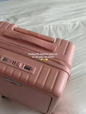extra pockets for laptops, charging port, bag holders & a cup holder? The perfect carry-on ✨ #carryon #carryonsuitcase #carryonbag #travelmusthaves #suitcase 