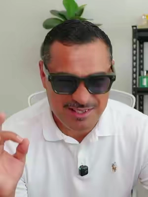 Meta Fury en color verde racing con lentes azul Atlantic: unos lentes de estilo elegante y deportivo que además traen tecnología integrada. Llevan cámara para grabar lo que ves sin usar el teléfono, bocinas open-ear para música y llamadas sin tapar los oídos, asistente Meta AI con traducción de más de 20 idiomas, y lentes Transitions que se ajustan a la luz. #Lentes #MetaAI #LentesInteligentes #Tecnologia #MetaFury 