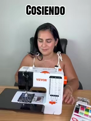 Olvídate de pagar de más por arreglar tu ropa. 💡 Con esta máquina de coser portátil y resistente, ajustar un bastilla, reparar tus prendas favoritas o personalizar la decoración de tu hogar es facilísimo. Ocupa poco espacio, es súper intuitiva y te sacará de cualquier apuro. #tiktokshopsummersale #sewingmachine #sewingtiktok #diycrafts #sewingtool 