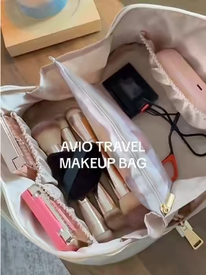 avio just dropped a ‘lay flat’ travel makeup bag and it’s perfect 🤌🏻✨ #avio #aviotravel #makeupbag #travelbag #travelmusthaves 