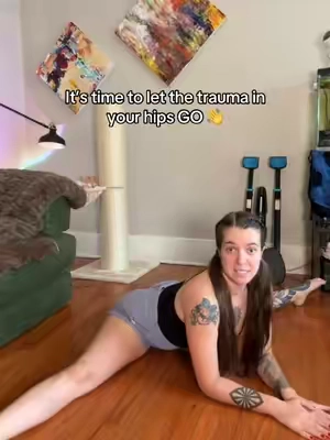 Looks like it’s splitting ya open but the release is SO GOOD #splits #middlesplit #yogapose #yogaflow #stretching 
