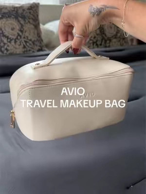 She’s so fancyyyy and a really good price 😩  #avio #aviotravel #aviomakeupbag #travelmakeupbag #travelessentials 