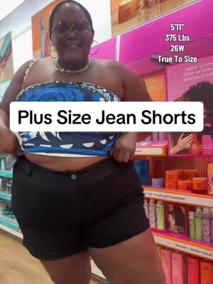 These shorts are so cute & the perfect flirty length w/o causing chub rub! #plussizefashion #denimshorts #plussize #bloomchic #plussizejeanshorts 